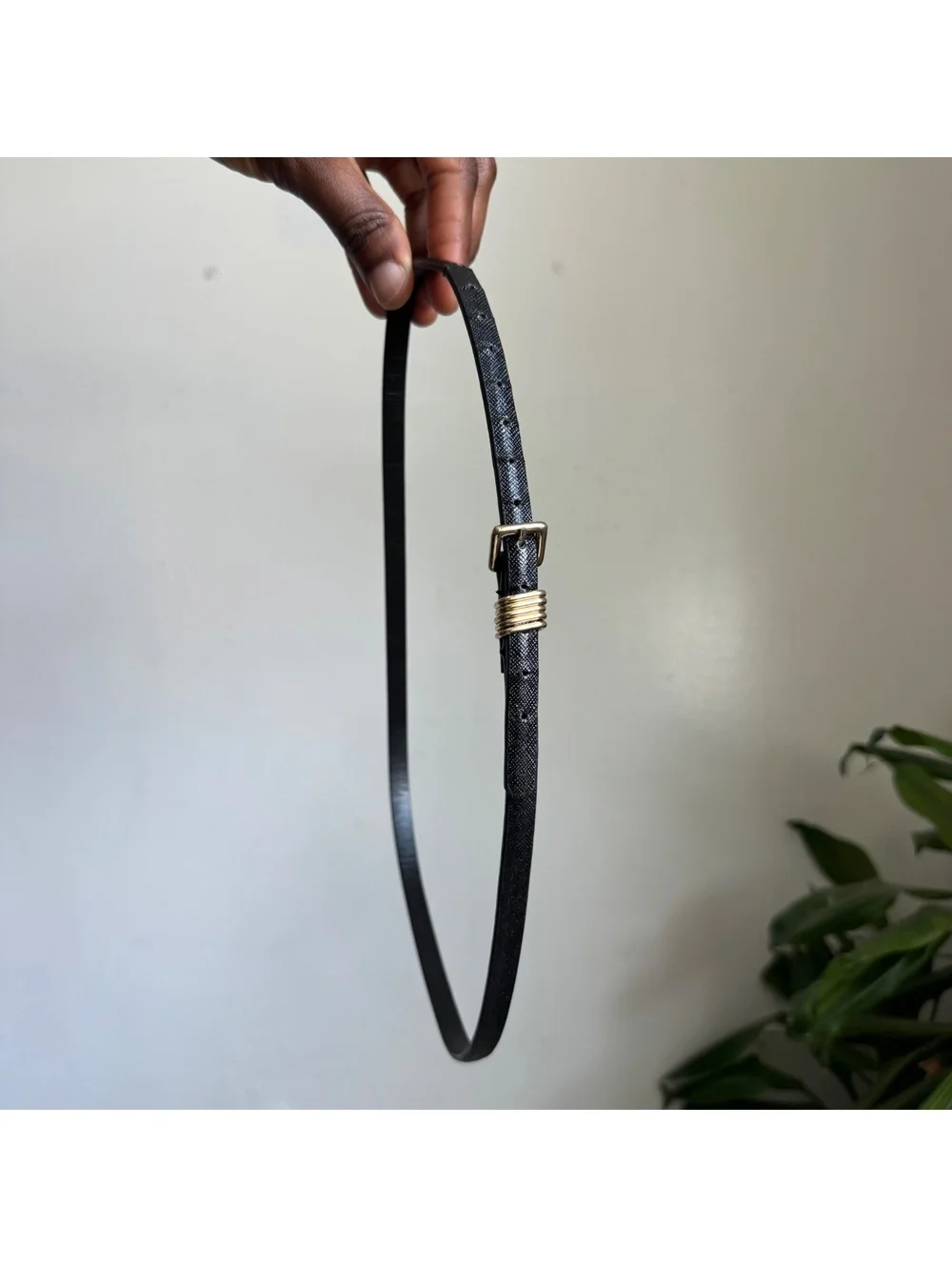 90s Minimalist Skinny Black Belt Gold Textured Ring Keeper Size 6P fits like XS